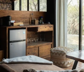 Un espacio para descansar, reconectar y habitar el entorno. Habitación en Opuntia con diseño arquitectónico integrado al paisaje, ambiente tranquilo y detalles naturales